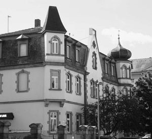 Blick auf die Ecke des IFA-Gebäudes in der Schillerstraße 3 in schwarz-weiß