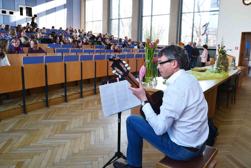 Lawrence Davies bei der Eröffnungsveranstaltung des Spanisch Symposiums 2017 an der Gitarre